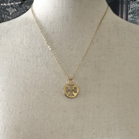 TORY BURCH • Bag Gold Charm Logo Necklace - Picture 4 of 5